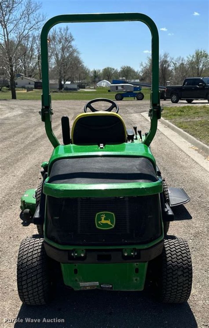 Are John Deere riding mowers made by MTD?