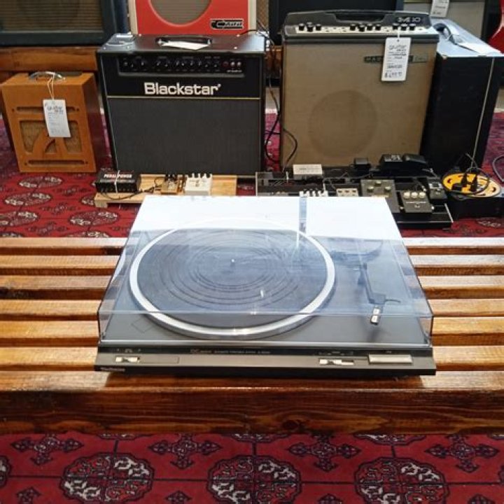 Are there any records on the Technics slbd20d turntable?