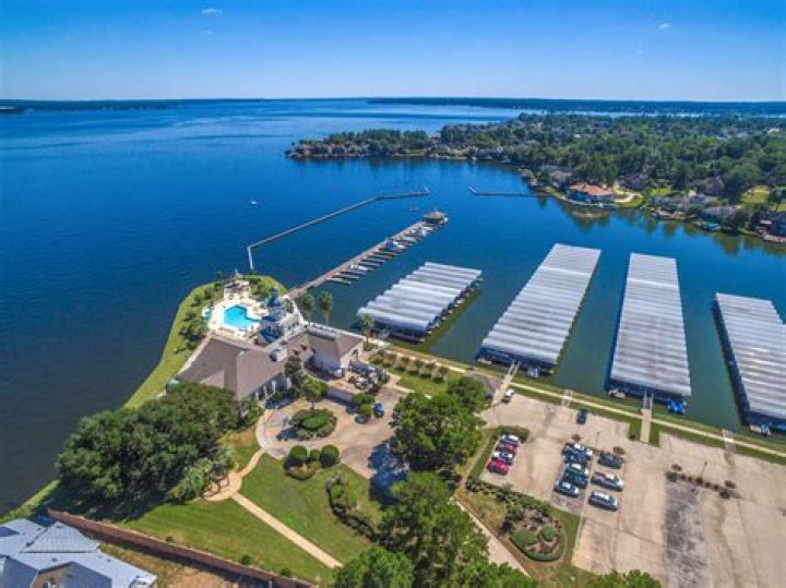 Are there waterfront homes in Lake Conroe TX?