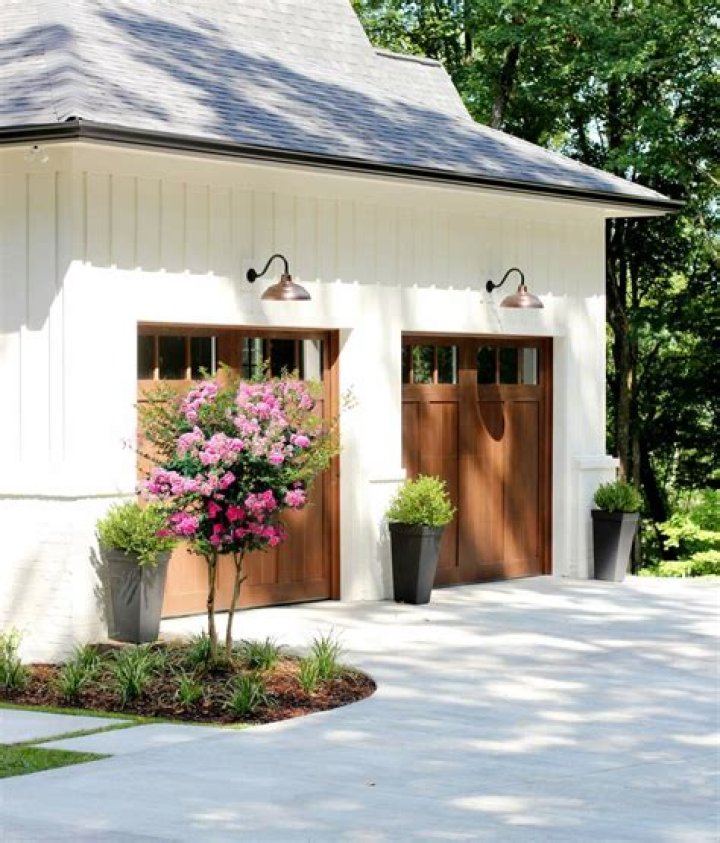 Can crepe myrtles be pruned in summer?
