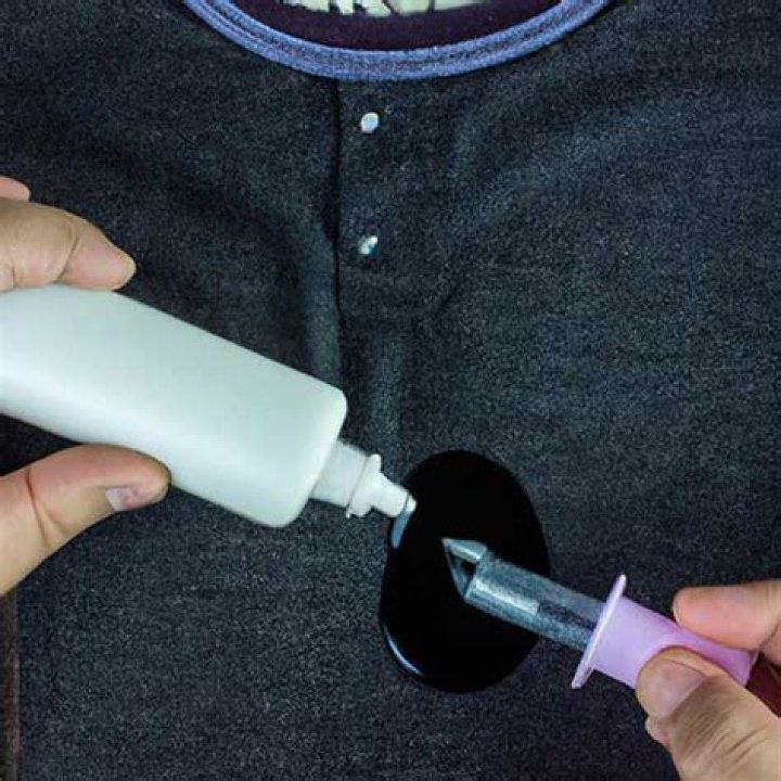 Can vinegar remove super glue from clothes?