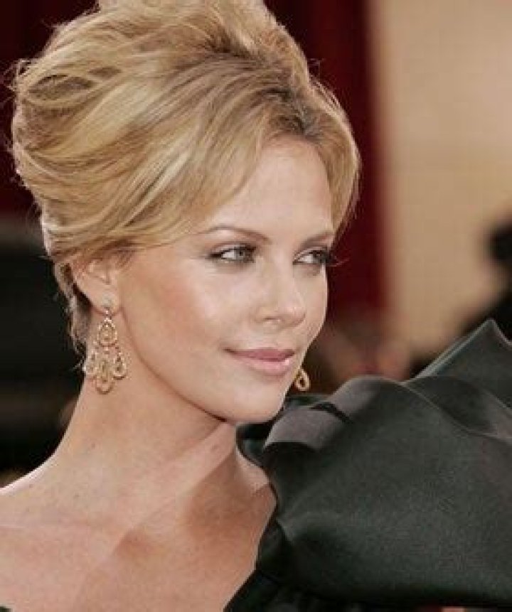 Do designers pay celebrities to wear their clothes?