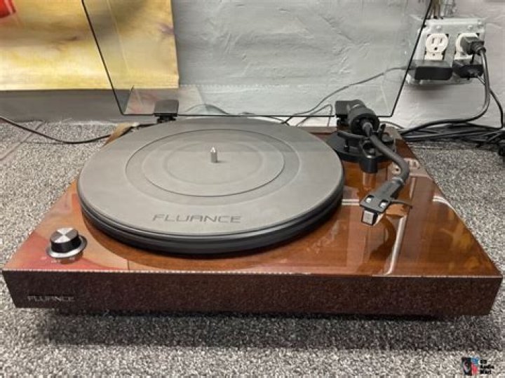 Do fluance turntables have a preamp?