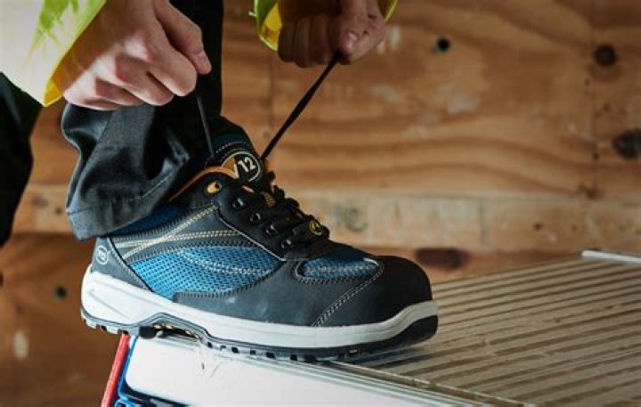 Do you have to wear safety shoes in a warehouse?