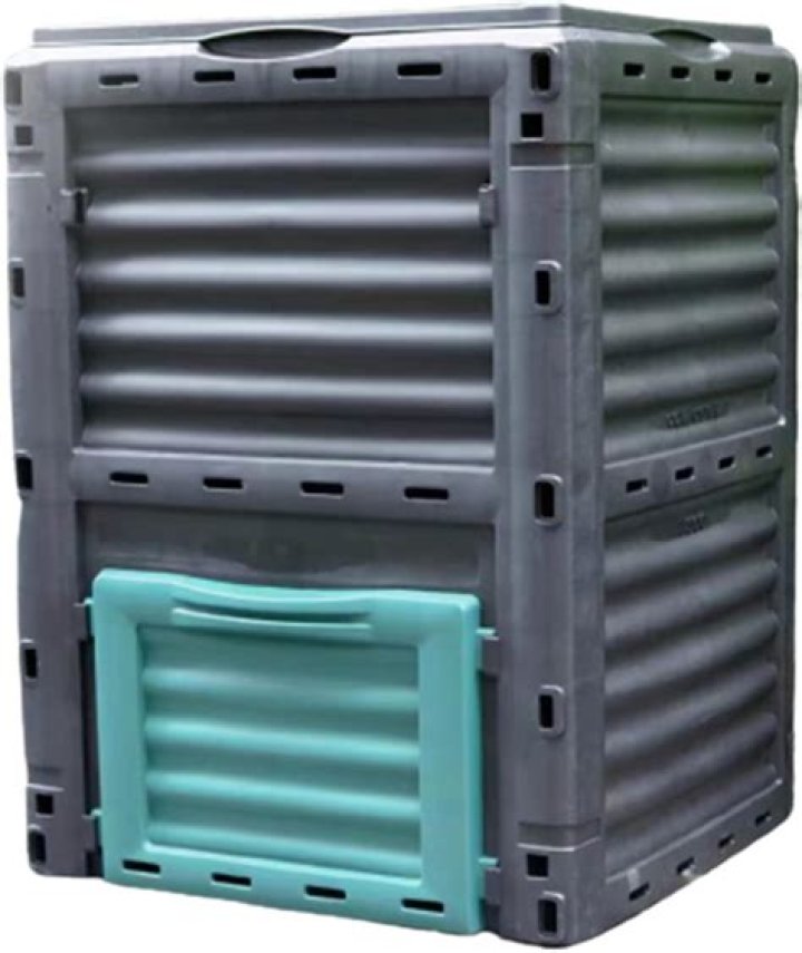 Does a compost bin need ventilation?