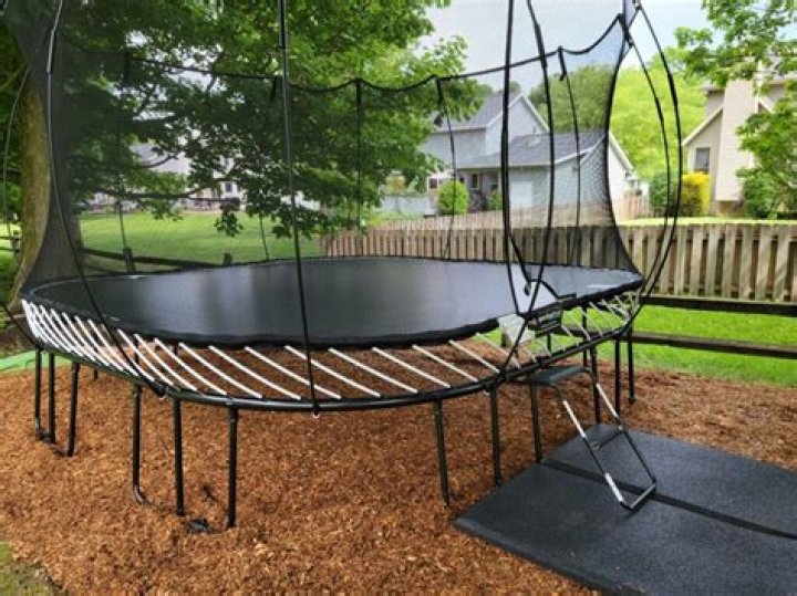 Does a trampoline kill the grass under it?