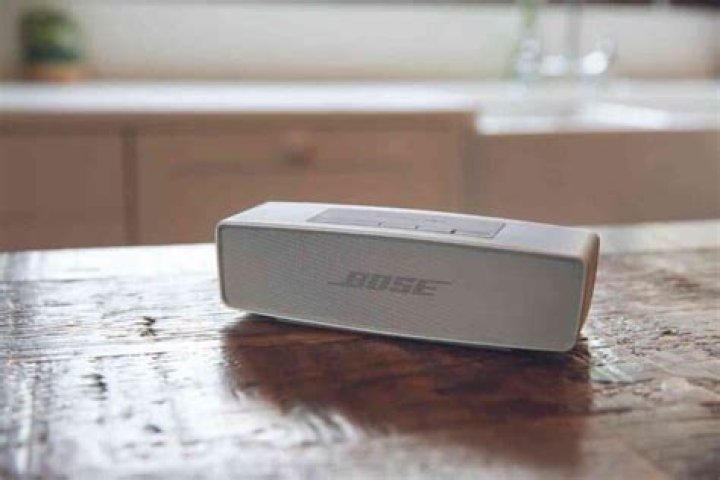 Does Bose SoundLink mini work without battery?