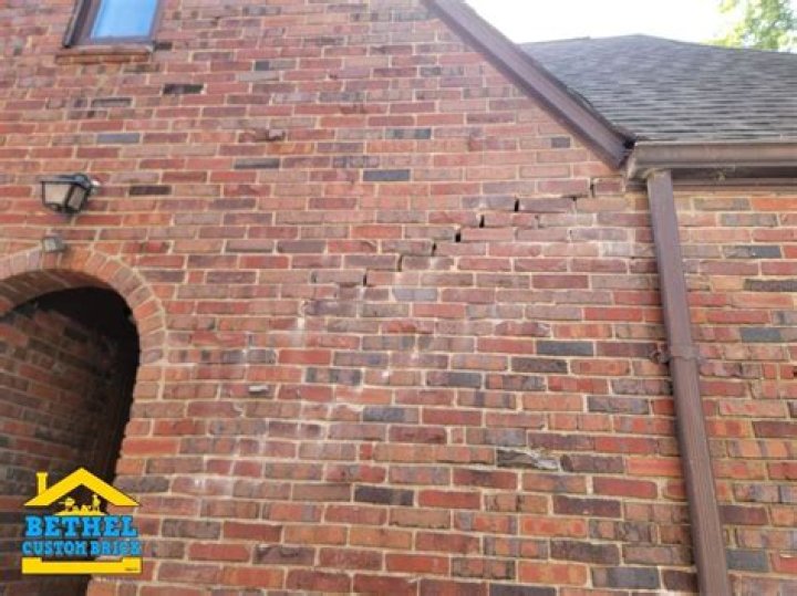 Does ivy cause damage to brickwork?