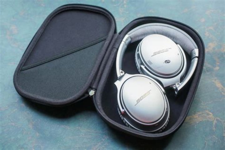 Does the Bose QuietComfort 35 come with a case?