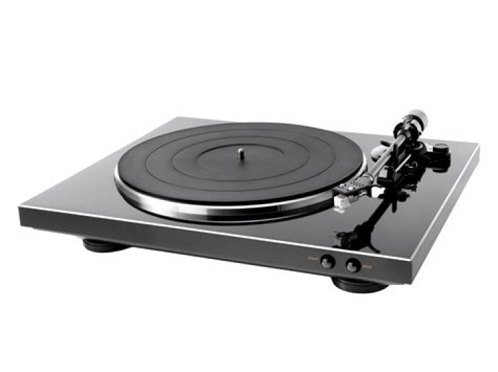 Does the Denon DP-300F need a preamp?