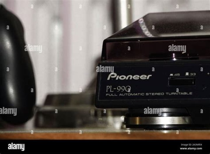 Does the Pioneer PL-990 have a pre amp?