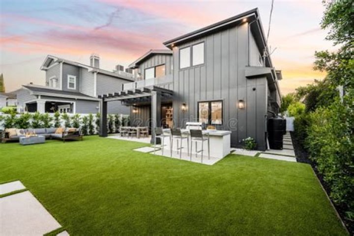 How big is the backyard in Los Angeles?