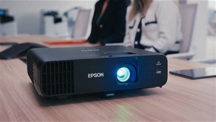 How do I get my Panasonic projector to focus?