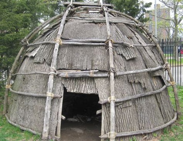 How do the Yanomami tribe build their houses?