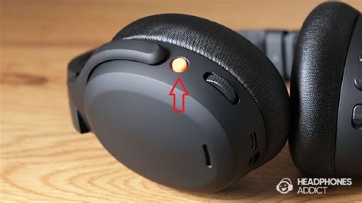 How do wireless Skullcandy headphones connect?