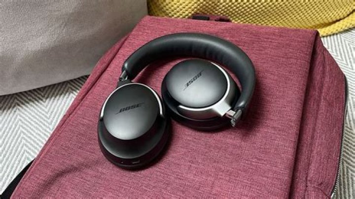 How do you change batteries in Bose headphones?