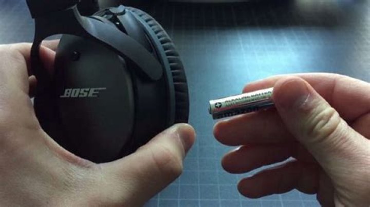 How do you check Bose battery?