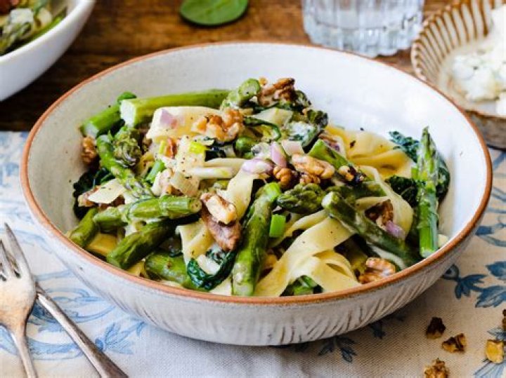 How do you eat Gorgonzola?