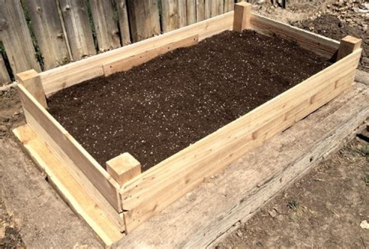 How do you fill a pallet with soil?