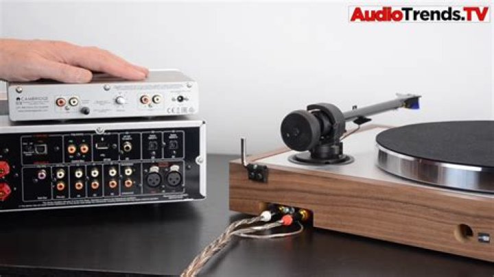 How do you know if a turntable has a built in preamp?