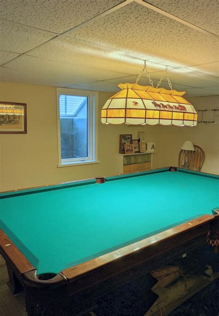 How do you light a pool table?