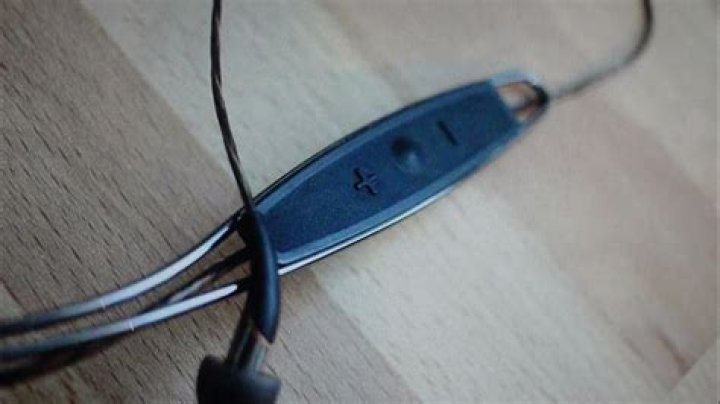 How do you reset Klipsch headphones?