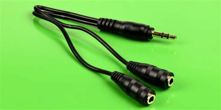 How do you set up a headphone splitter?
