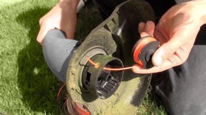 How do you thread a strimmer line?