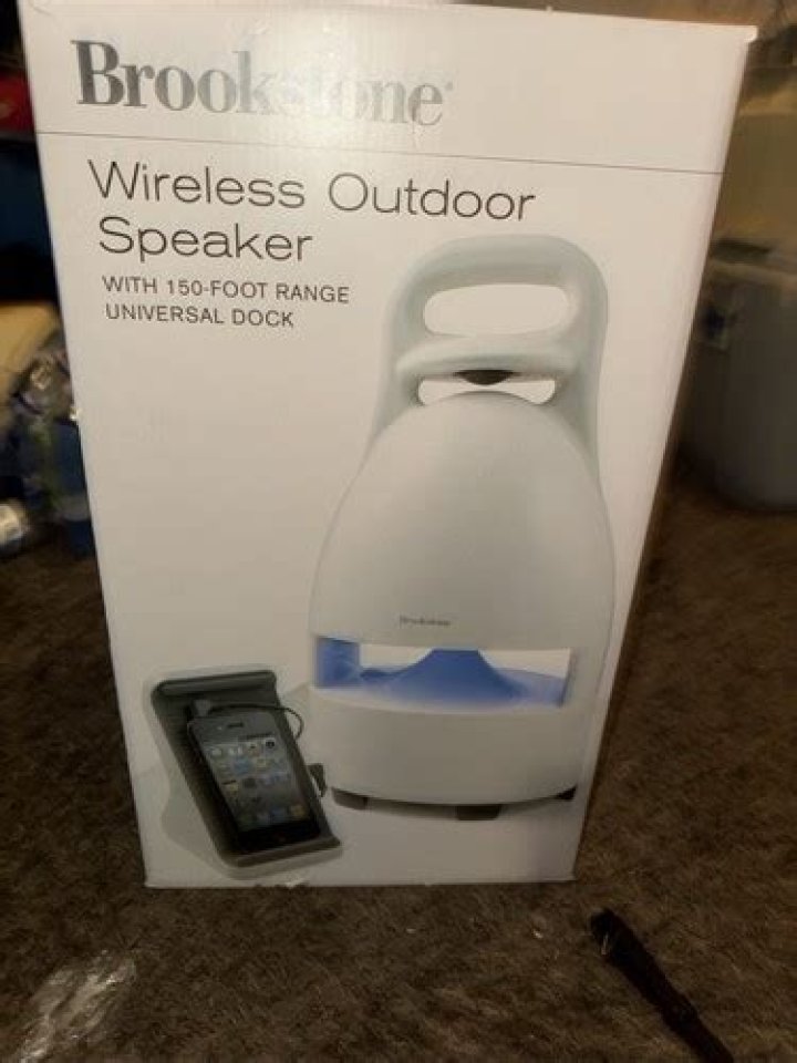 How does a Brookstone wireless speaker dock work?