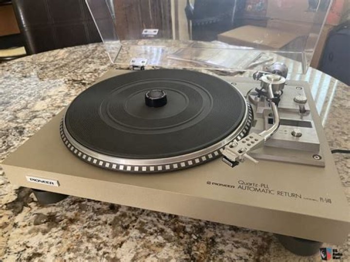 How does a pioneer pl-540 turntable look like?