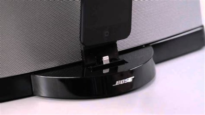 How does the Bose SoundDock work with an iPod?