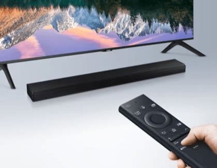How does the Samsung sound bar turn on?