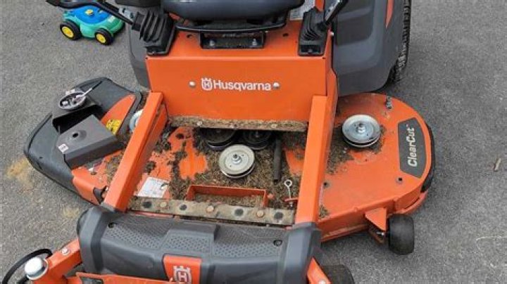 How does the steering work on a zero turn mower?