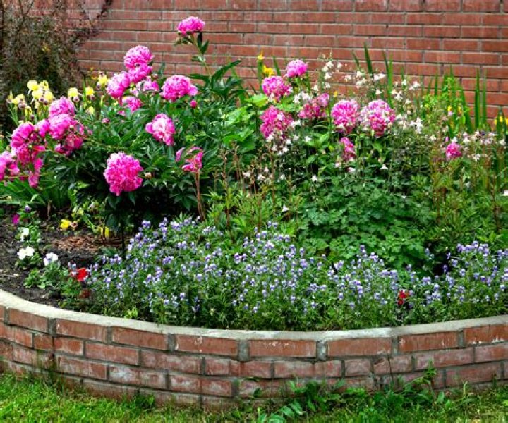 How high should a raised flower bed be?