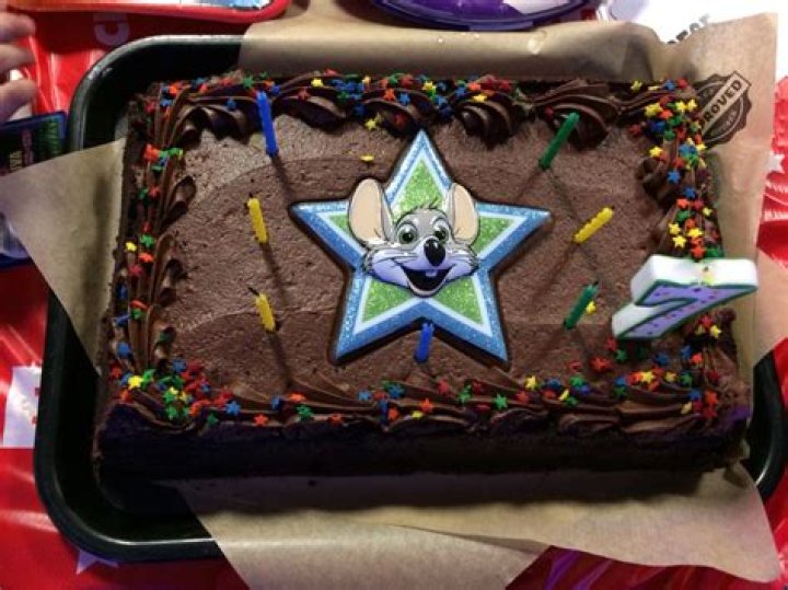 How many calories are in Chuck E cheese chocolate cake?