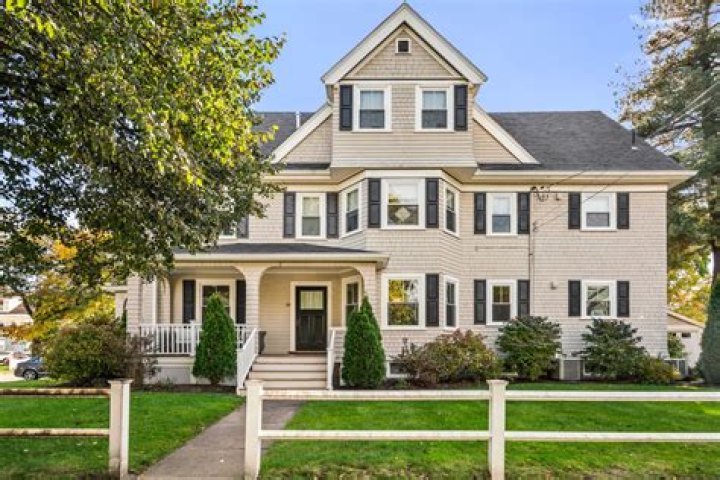 How many houses are for sale in farmhouse TN?