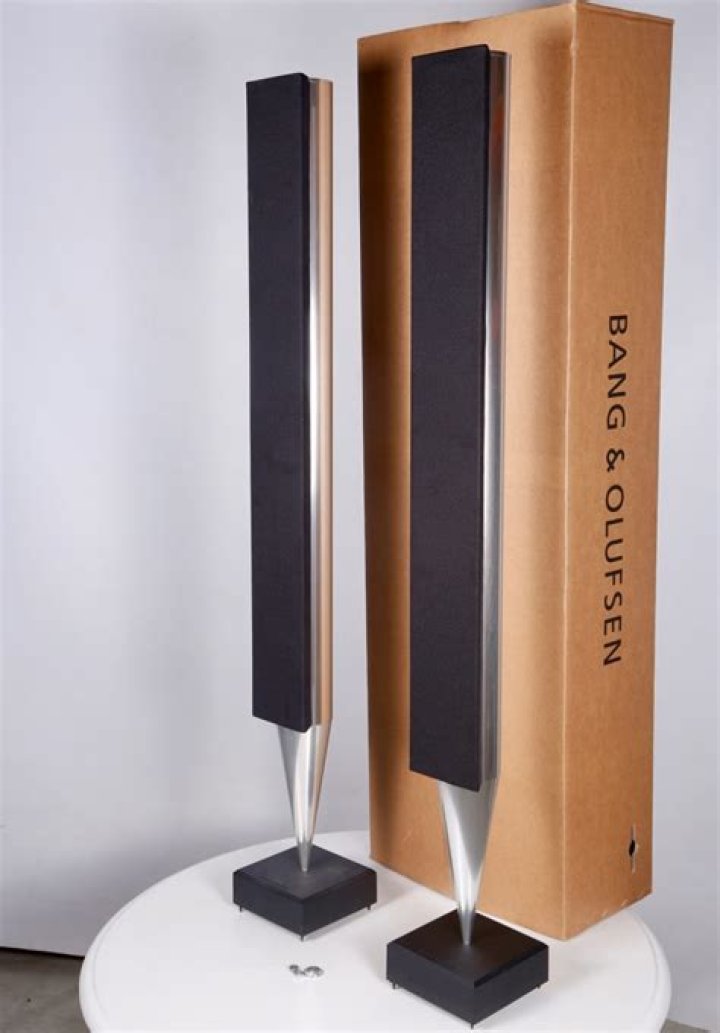 How many loudspeakers does a Beolab 8000 need?