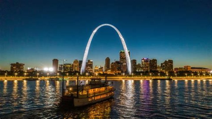How many people worked on the St Louis Arch?