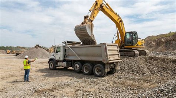 How many ton of gravel does a dump truck hold?