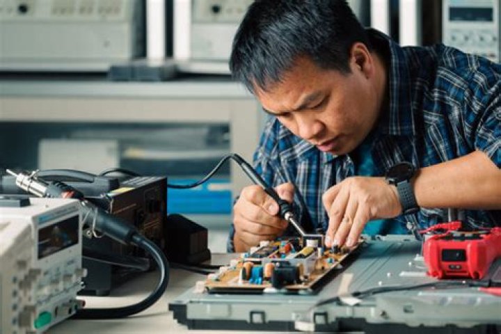 How much do electronic repair technicians make?