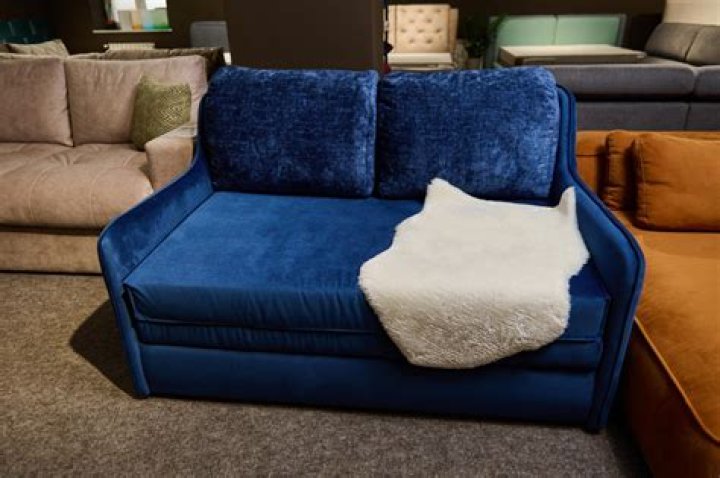 How much does a pull out couch weigh?