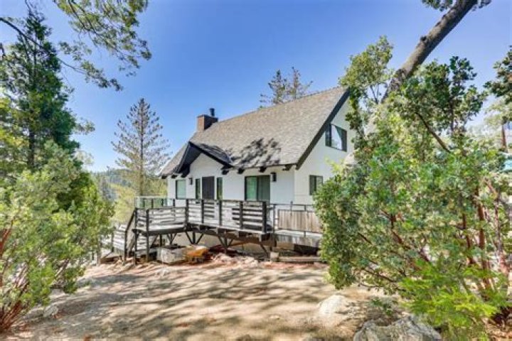 How much does it cost to rent a cabin in Lake Arrowhead?