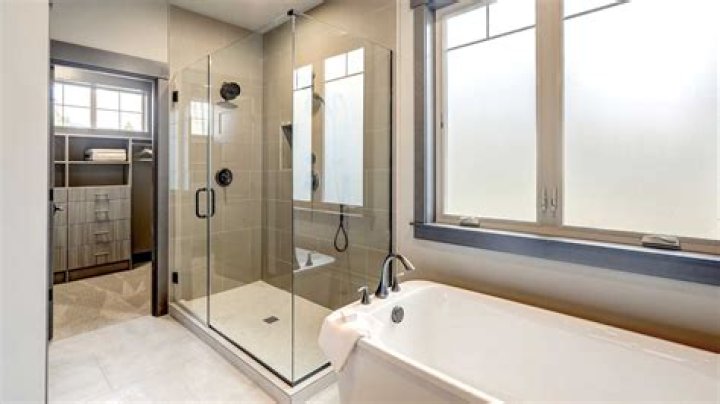 How much does it cost to update a master bathroom?