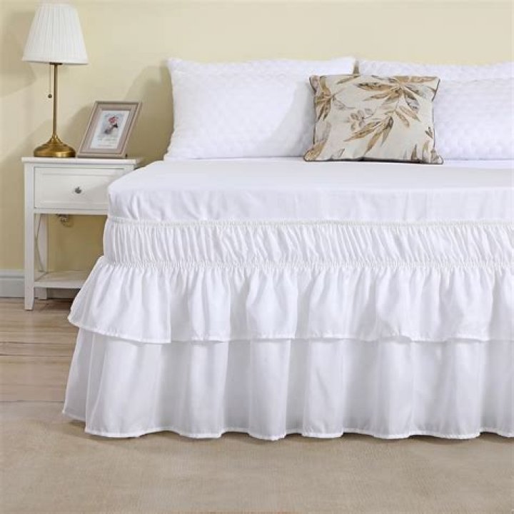 How much fabric is needed for a queen size bed skirt?