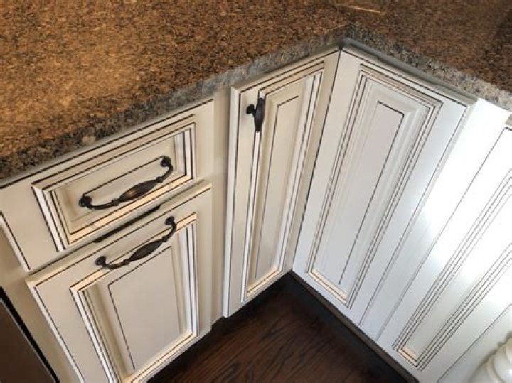 How much should I pay someone to paint my cabinets?