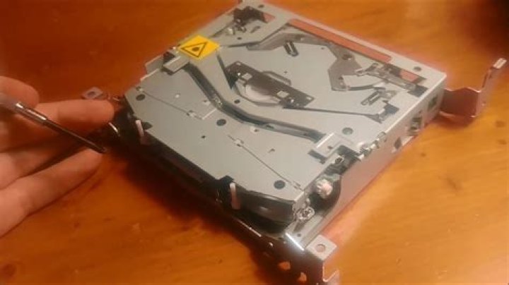 How to fix a stuck CD tray on a CD changer?