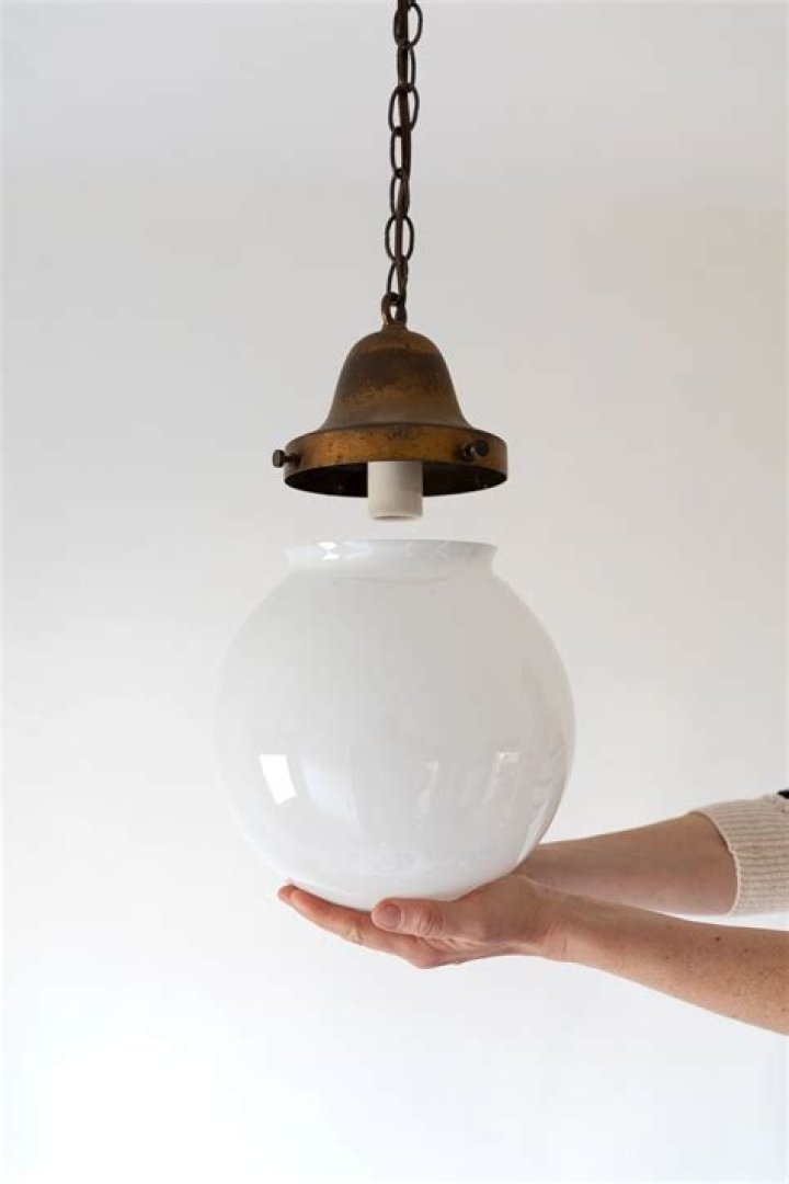 How to troubleshoot a problem with a light fixture?