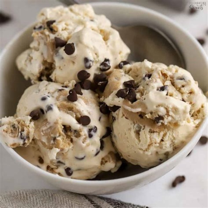 Is chocolate chip cookie dough ice cream homogeneous or heterogeneous?