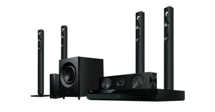 Is the LG bh7520tw a smart TV?