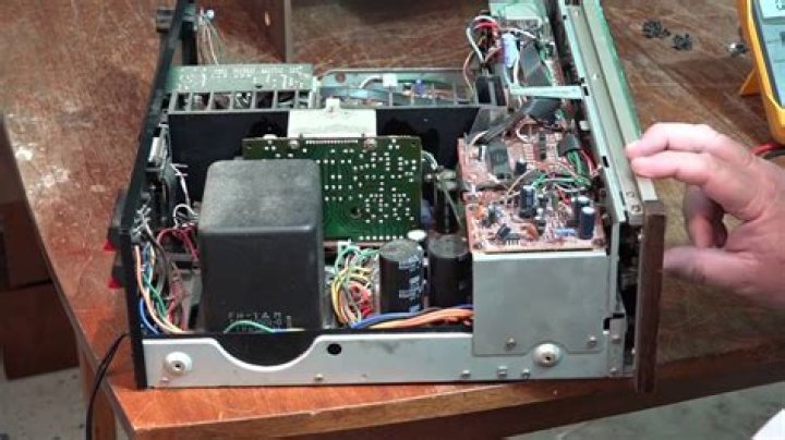 Is the Marantz SR8000 no sound no display?